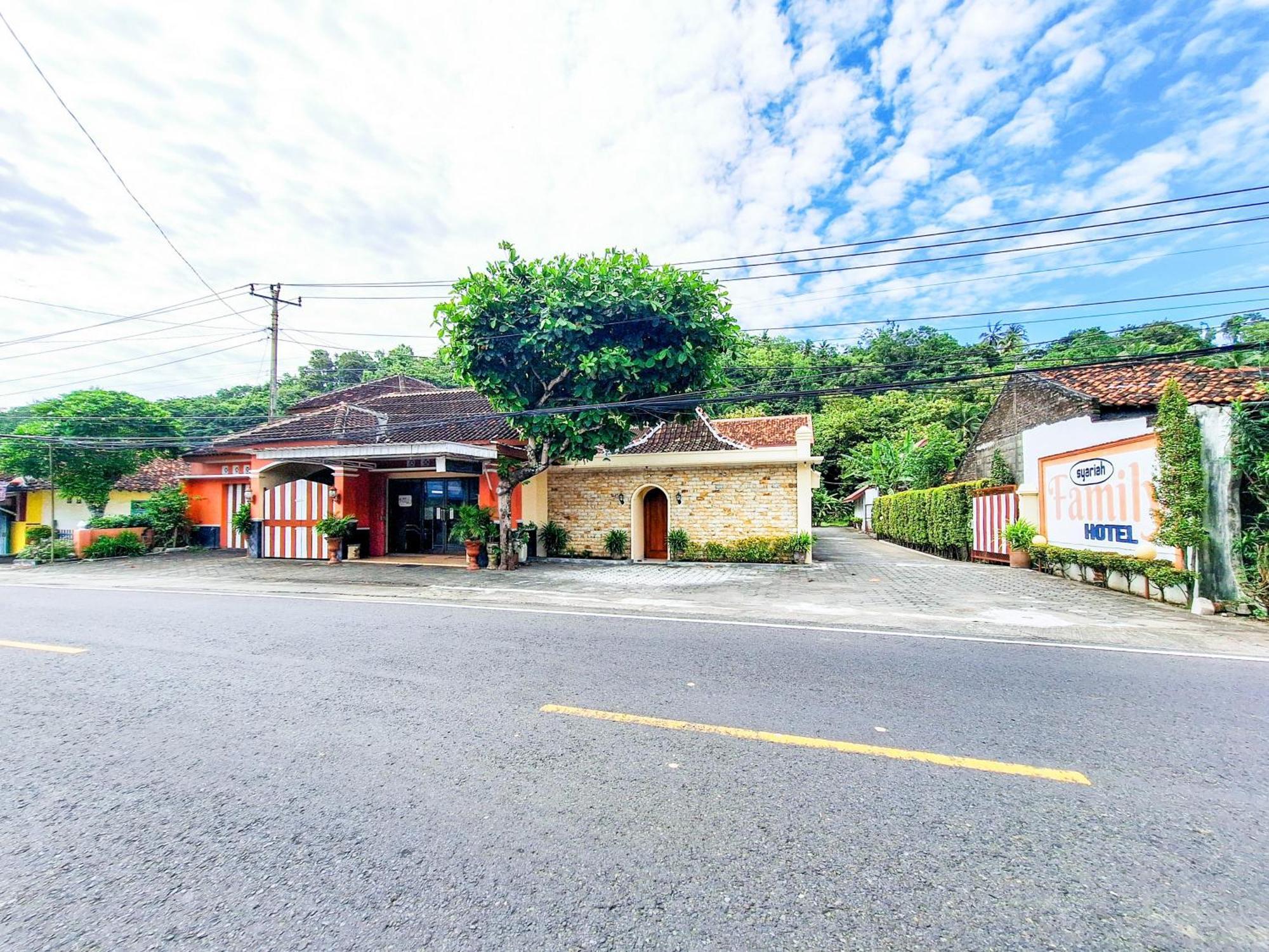 Hotel Family Syariah 1 Parangtritis Redpartner Exterior foto
